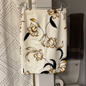 White House Black Market Size 00 Floral Skirt with Slit in the Back